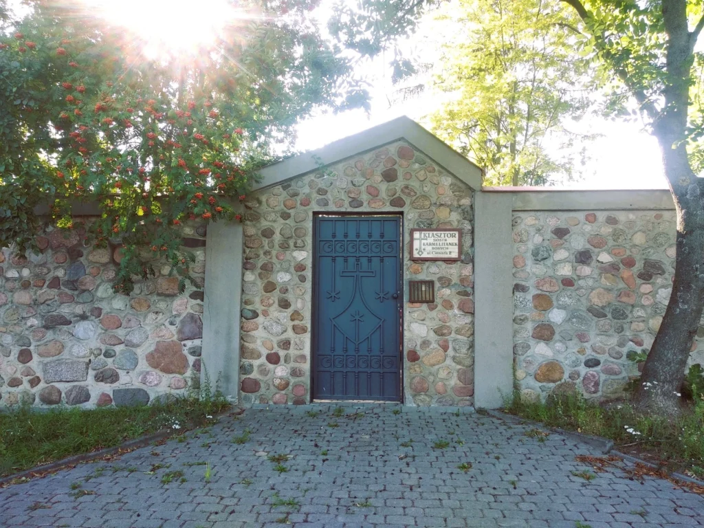 Brama Klasztoru Mniszek Bosych Zakonu Najświętszej Maryi Panny z Góry Karmel w Gnieźnie.
