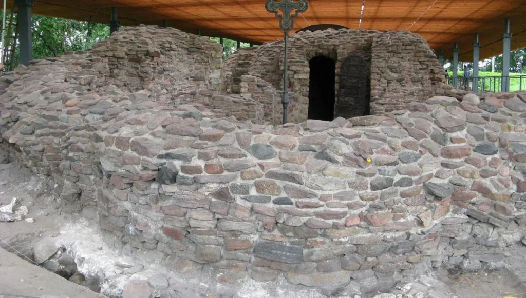 Konstrukcja z kamieni — baptysterium na Ostrowie Lednickim.