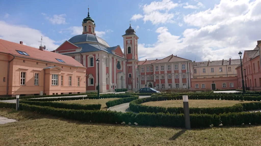 Kościół w Owińskach i Ośrodek Szkolno-Wychowawczy dla Niewidomych - dawny klasztor.