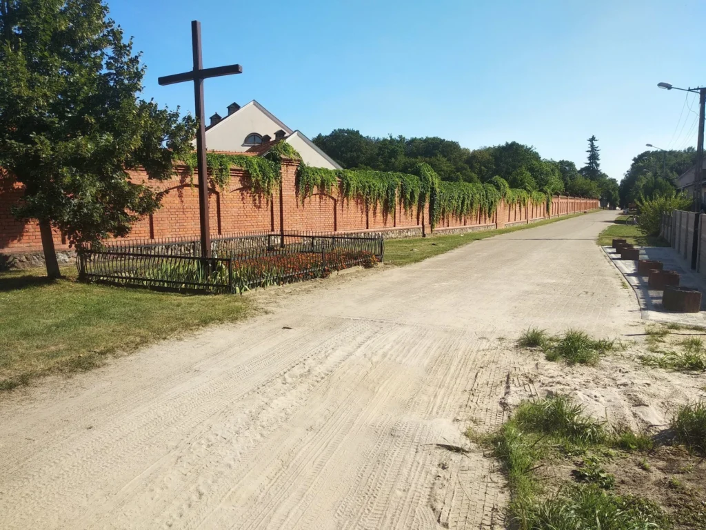 Scieżka w Sowińcu. Po lewej długi ceglany mór.